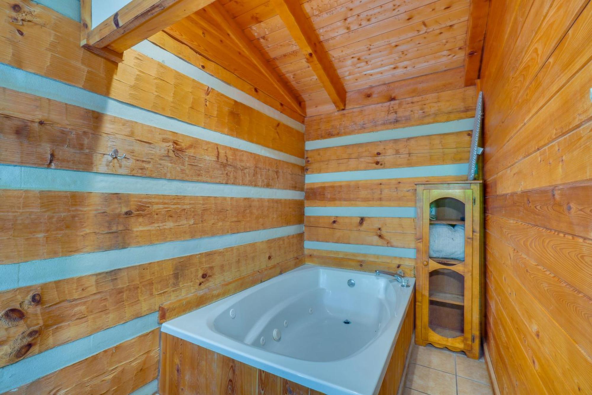 Gatlinburg Cabin With Hot Tub About 6 Mi To Downtown! Exteriör bild